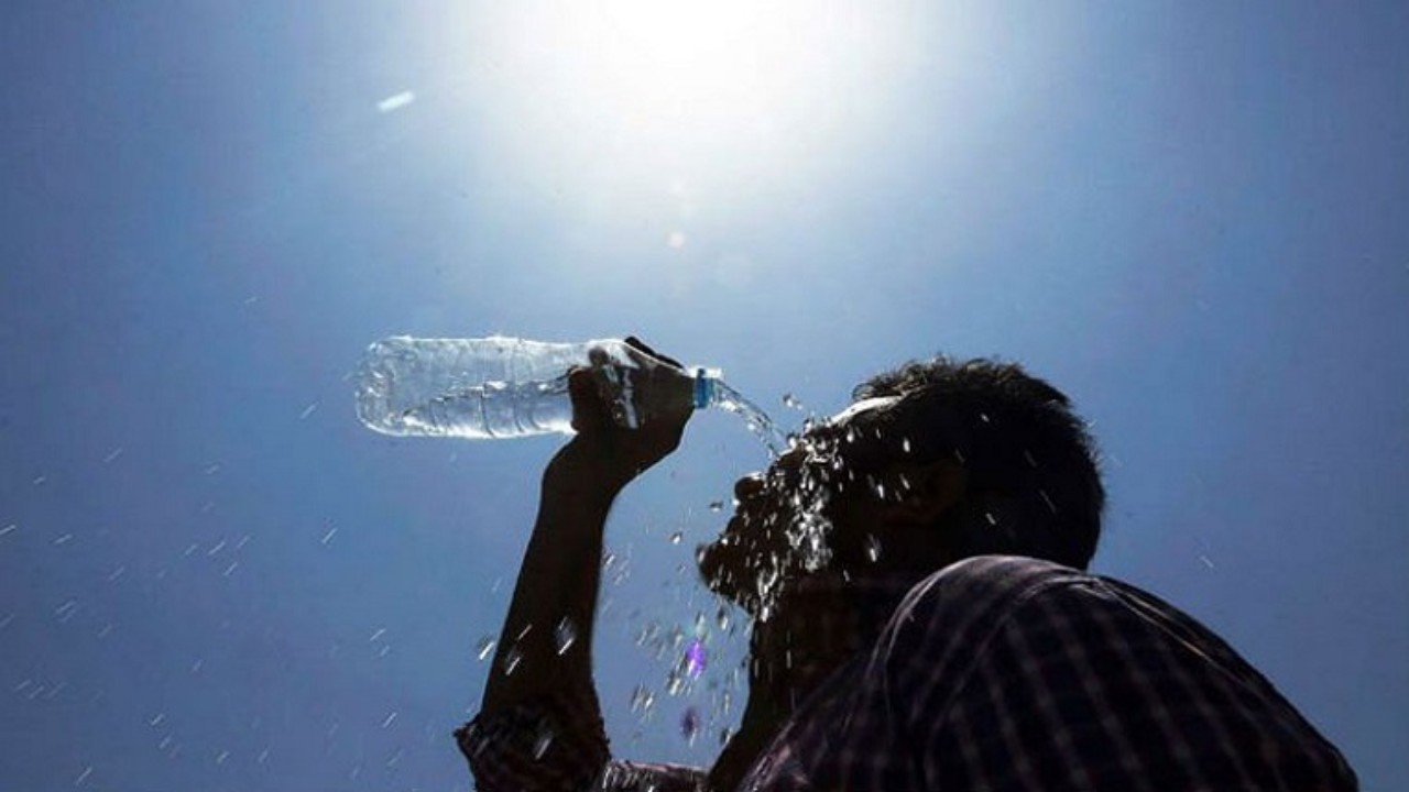 গরমে পুড়ছে রাজধানী, স্বস্তির বৃষ্টি কবে?