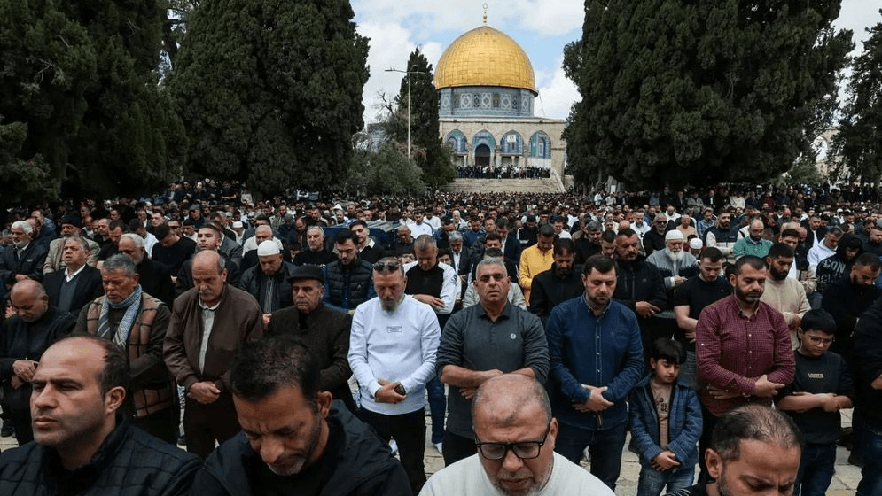 ৪০ দিন পর খোলা আল-আকসা মসজিদে জুমার নামাজে লাখো মুসল্লির ঢল