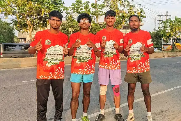 টেকনাফ থেকে তেঁতুলিয়া: দৌড় আর সাইকেলে চার তরুণের সাহসী অভিযাত্রা