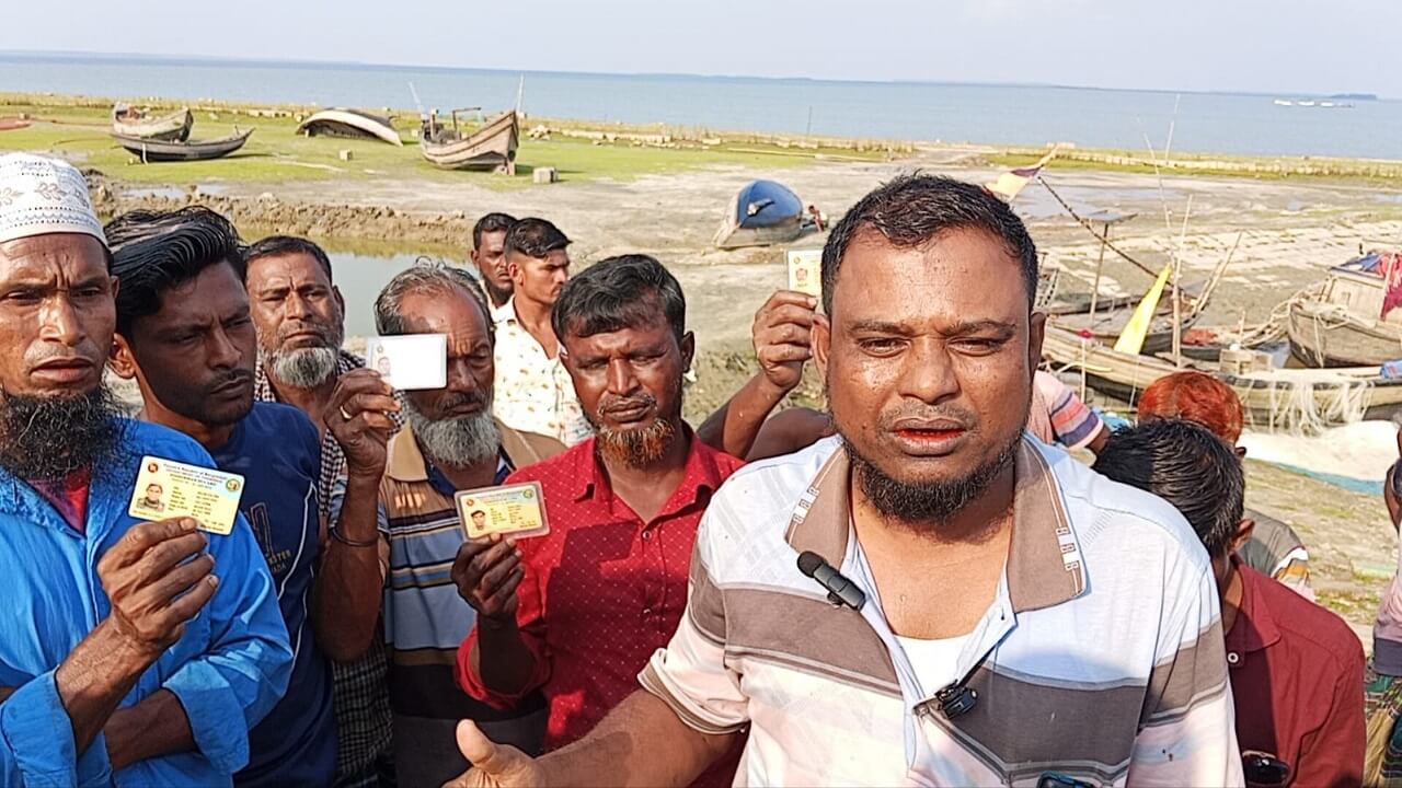 ৪০ দিনেও মেলেনি ভিজিএফ চাল, লালমোহনে জেলেদের বিক্ষোভ