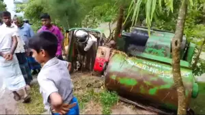 নোয়াখালীর কবিরহাটে ট্রাক্টর-ভ্যান সংঘ/র্ষে নি’হ’ত ১, আহ’ত ৩