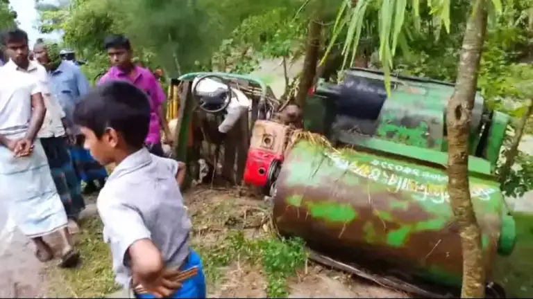 নোয়াখালীর কবিরহাটে ট্রাক্টর-ভ্যান সংঘ/র্ষে নি’হ’ত ১, আহ’ত ৩