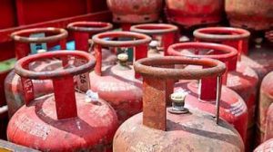 নির্ধারিত দামের চেয়ে বেশি দামে বিক্রি হচ্ছে এলপিজি সিলিন্ডার