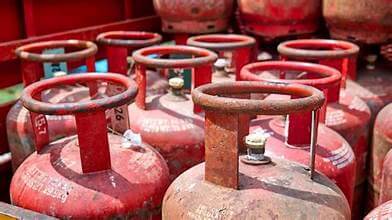 নির্ধারিত দামের চেয়ে বেশি দামে বিক্রি হচ্ছে এলপিজি সিলিন্ডার