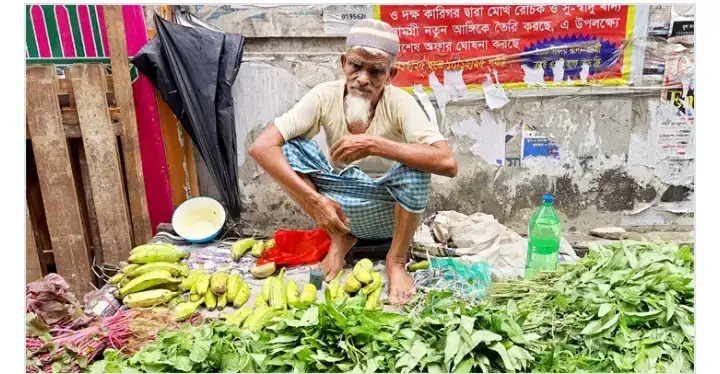 বয়স ৮০, থামেনি জীবনের লড়াই-ভ্যানেই চলছে আয়নালের জীবন