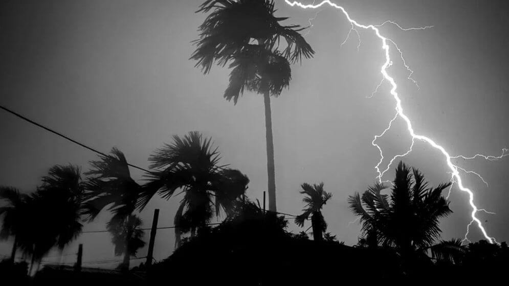 চার অঞ্চলে ৮০ কিমি বেগে ঝড়ের সতর্কতা, নৌবন্দরে ২ নম্বর সংকেত