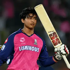 ১৫ বছর বয়সেই বিশ্বরেকর্ড! গুরবাজ-কিষানদের ছাড়িয়ে ছক্কার রাজা বৈভব সূর্যবংশী