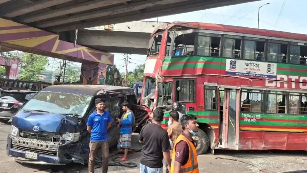 ঢাবি ক্ষণিকা বাস দুর্ঘটনায় আহ/ত অন্তত ৮ শিক্ষার্থী