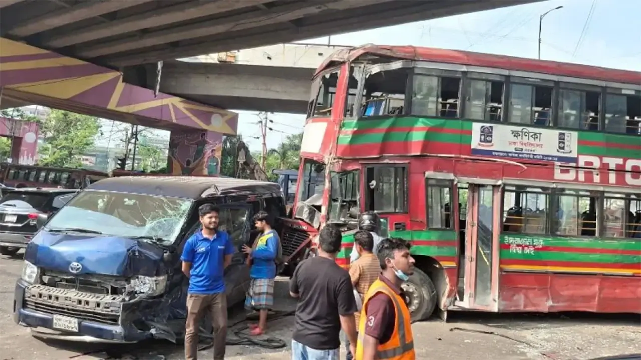 ঢাবি ক্ষণিকা বাস দুর্ঘটনায় আহ/ত অন্তত ৮ শিক্ষার্থী