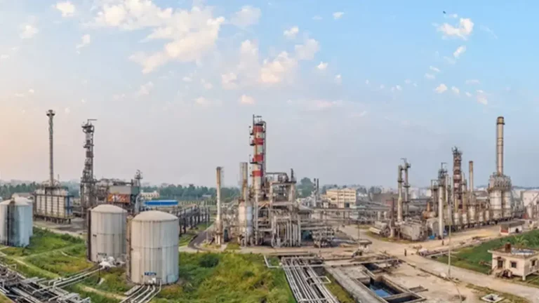 জ্বালানি তেলের তীব্র সংকটে দেশের একমাত্র রাষ্ট্রায়ত্ত তেল শোধনাগারের কার্যক্রম বন্ধ