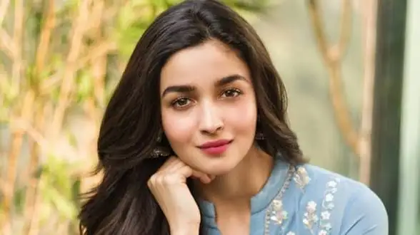 এয়ারপোর্টে মবের শিকার আলিয়া ভাট