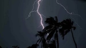 রাতের মধ্যে ঝড়ো হাওয়া, ৬০ কিমি বেগে দমকা হাওয়ার আভাস