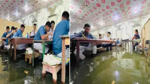 টানা বর্ষণে ডুবেছে কুমিল্লা, হাঁটুপানিতে পরীক্ষা দিল এসএসসি পরীক্ষার্থীরা