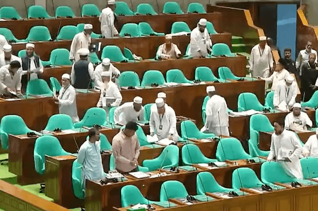 সংসদে রাজনৈতিক সমঝোতা ও বিশ্বাসভঙ্গের অভিযোগ এনে বিরোধী দলের ওয়াকআউট