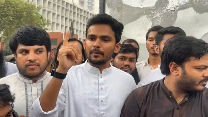 ‘তোমরা বন্দুক-কামান নিয়ে আসলে আমরা ইটপাটকেল হাতে নিবো না?