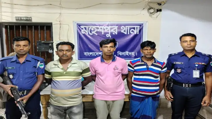 ধর্ষণচেষ্টার অভিযোগে আটক আ’লীগ নেতাকে জিম্মি করে চাঁদাবাজি, আটক ৩