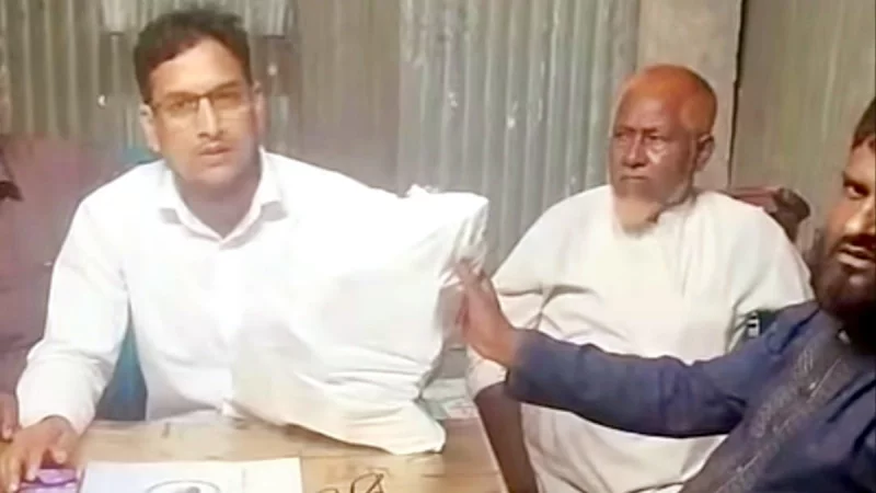 বিতর্কের জেরে ৪ হাজার ভিজিএফ কার্ড ফেরত দিল বিএনপি নেতারা