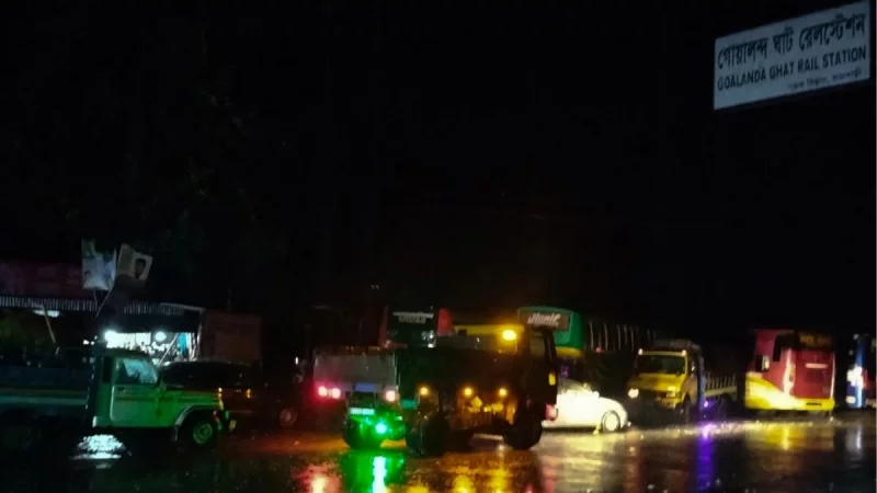 কালবৈশাখীর তা’ণ্ডবে পাটুরিয়া-দৌলতদিয়া নৌপথে ফেরি চলাচল বন্ধ