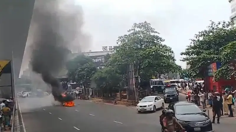 ফার্মগেটে চলন্ত প্রাইভেটকারে আগুন