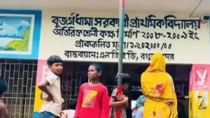 স্কুলের আম পেড়ে খাওয়ায় নির্মম শাস্তি