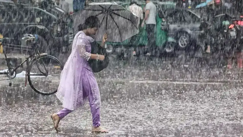 ঢাকাসহ সারাদেশে ঝড়-বৃষ্টির পূর্বাভাস, কয়েকদিন চলতে পারে এ পরিস্থিতি
