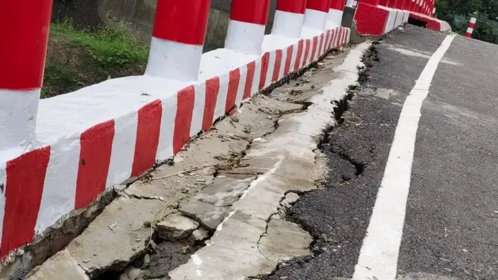 ২ কোটি টাকার প্রকল্পে উদ্বোধনের আগেই ফাটল ও ধস