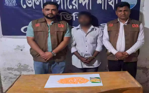 পকেটে চিপস, ভেতরে পাওয়া গেল ১ হাজার ইয়াবা