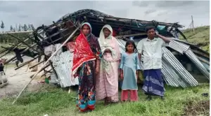 কালবৈশাখীতে উড়ে গেল শেষ আশ্রয়, খোলা আকাশের নিচে জসিমের পরিবার