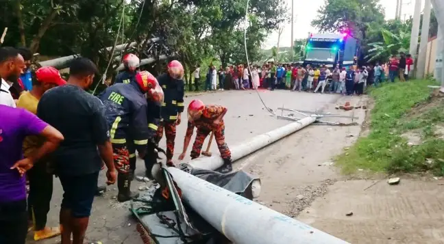 গাজীপুরে ১৭ বৈদ্যুতিক খুঁটি ভেঙে শিক্ষক নিহত, ৫ ঘণ্টা সড়ক যোগাযোগ বন্ধ