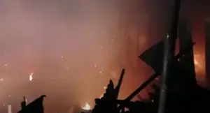 আগুনে পুড়ছে কালশী বস্তি: জ্যামে আটকা ফায়ার সার্ভিস