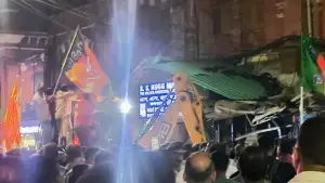 জয়শ্রী শ্লোগান দিয়ে দোকানপাট গুড়িয়ে দিল বিজেপি কর্মীরা