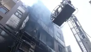 ভোররাতে আগুনে পুড়ল আবাসিক ভবন, বহু মানুষ উদ্ধার