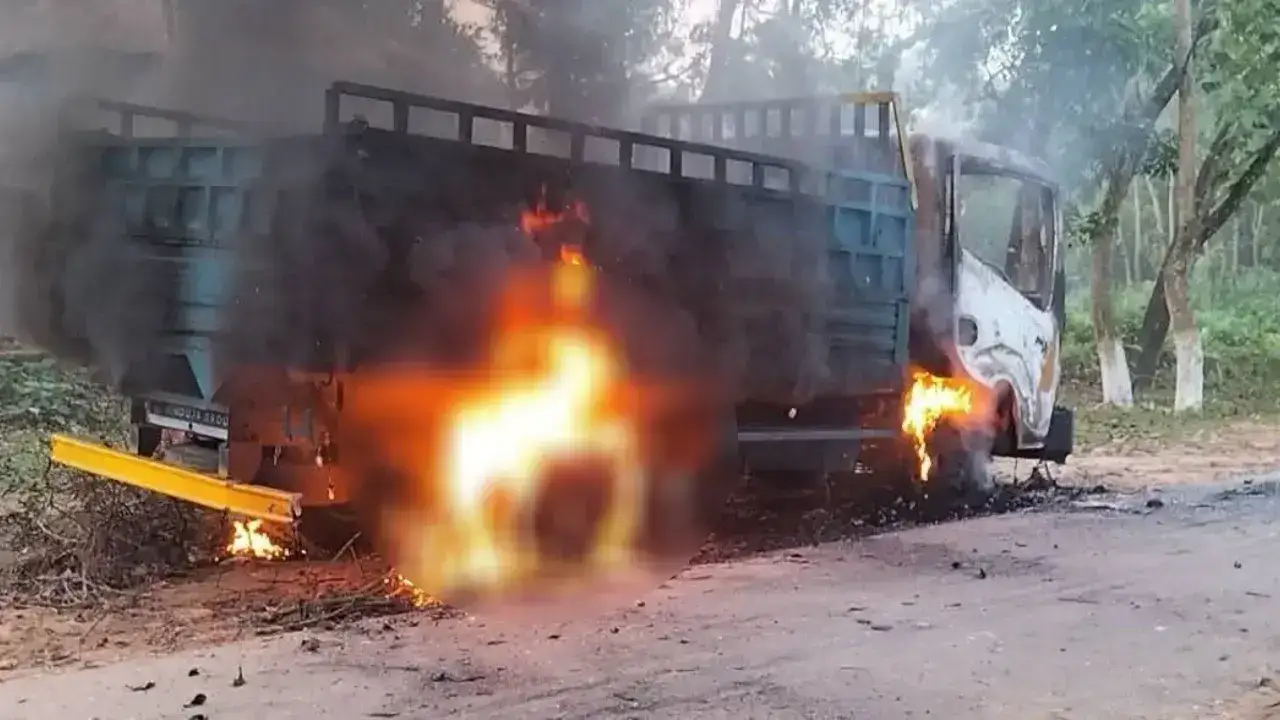 গাজীপুরে গণধোলাইয়ে ৩ নিহত, ট্রাকে আগুন