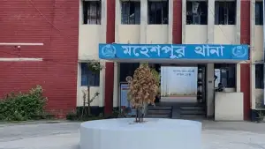 “নগ্ন ছবি ভাইরাল করব”—হুমকি দিয়ে চাঁদা, শেষমেশ পুলিশের ফাঁদে ধরা!