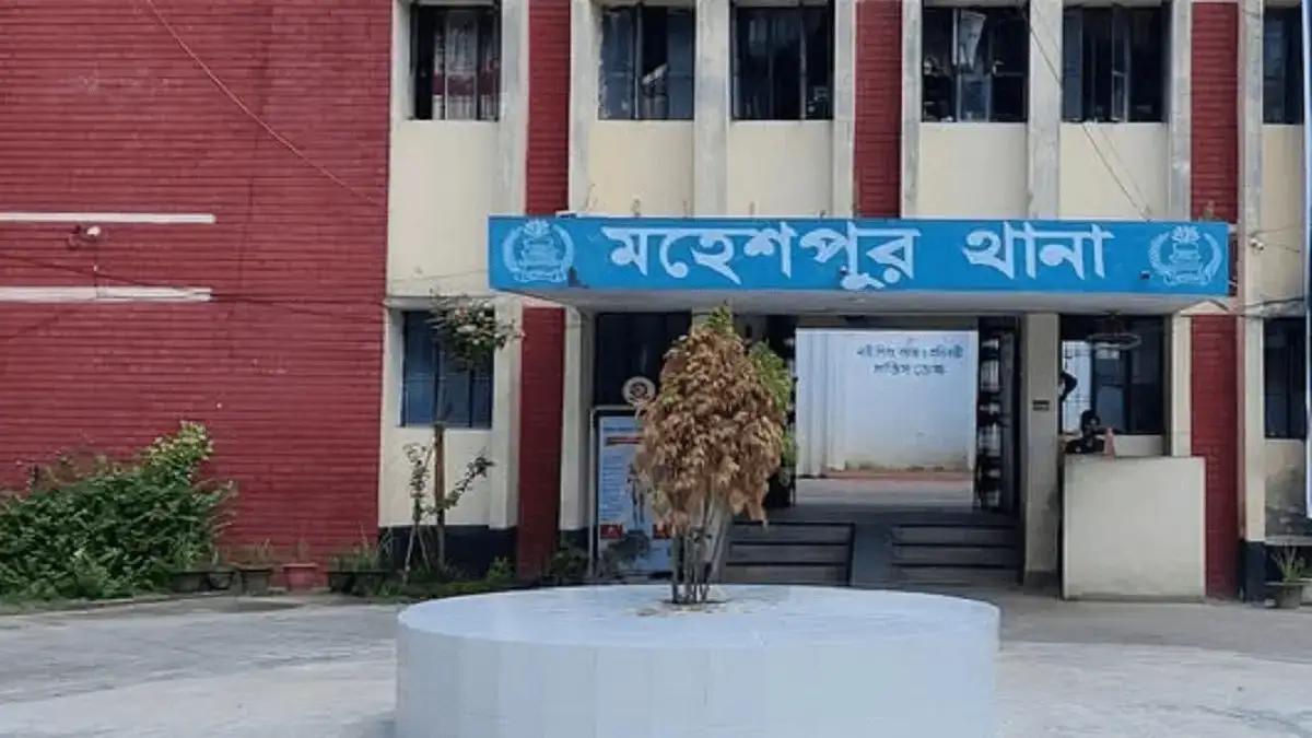 “নগ্ন ছবি ভাইরাল করব”—হুমকি দিয়ে চাঁদা, শেষমেশ পুলিশের ফাঁদে ধরা!