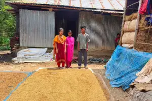 ঘরে খাবার নেই, কিস্তির চাপ, বাবার ফেরার অপেক্ষায় সন্তানেরা
