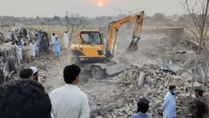পাকিস্তানে ভয়াবহ গাড়ি বোমা হামলা, নিহত ১৪ পুলিশ!