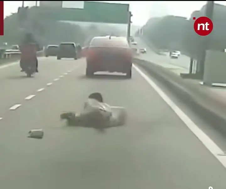 চালকের ‘খারাপ উদ্দেশ্য’ টের পেয়ে চলন্ত গাড়ি থেকেই ঝাঁপ দিলেন নারী!
