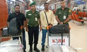 শাহজালাল আন্তর্জাতিক বিমানবন্দরে প্রবাসীর হারানো ব্যাগ উদ্ধার করে ফিরিয়ে দিল আনসার সদস্যরা