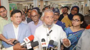 সারওয়ার আলম ‘চোখ খুলে দিয়েছেন’, মাজারে স্বচ্ছতা নিশ্চিতে প্রতিশ্রুতি মন্ত্রীর