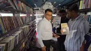 বিশ্বসাহিত্য কেন্দ্রের গাড়িতে শেখ হাসিনা ও বঙ্গবন্ধুর বই থাকায় গাড়ি আট’কে দিলো রাজশাহী কলেজের ছাত্রদল
