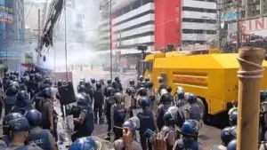 চেয়ারম্যানের পদত্যাগ দাবিতে ইসলামী ব্যাংকের সামনে বিক্ষোভ, আন্দোলনকারীদের ছত্রভঙ্গ করতে লাঠিচার্জ ও টিয়ারগ্যাস