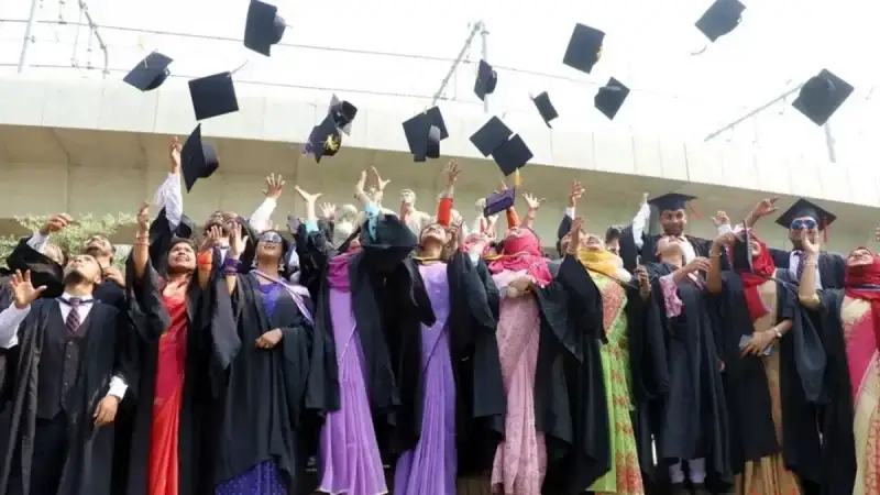 স্নাতক পর্যন্ত মেয়েদের বিনামূল্যে শিক্ষার পরিকল্পনা সরকারের
