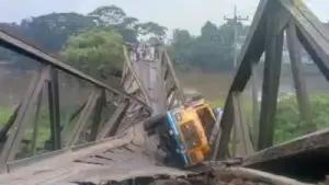 ঝুঁ’কিপূর্ণ ঘোষণার এক দশক পর ধ’সে পড়ল ধোবাউড়ার বেইলি ব্রিজ