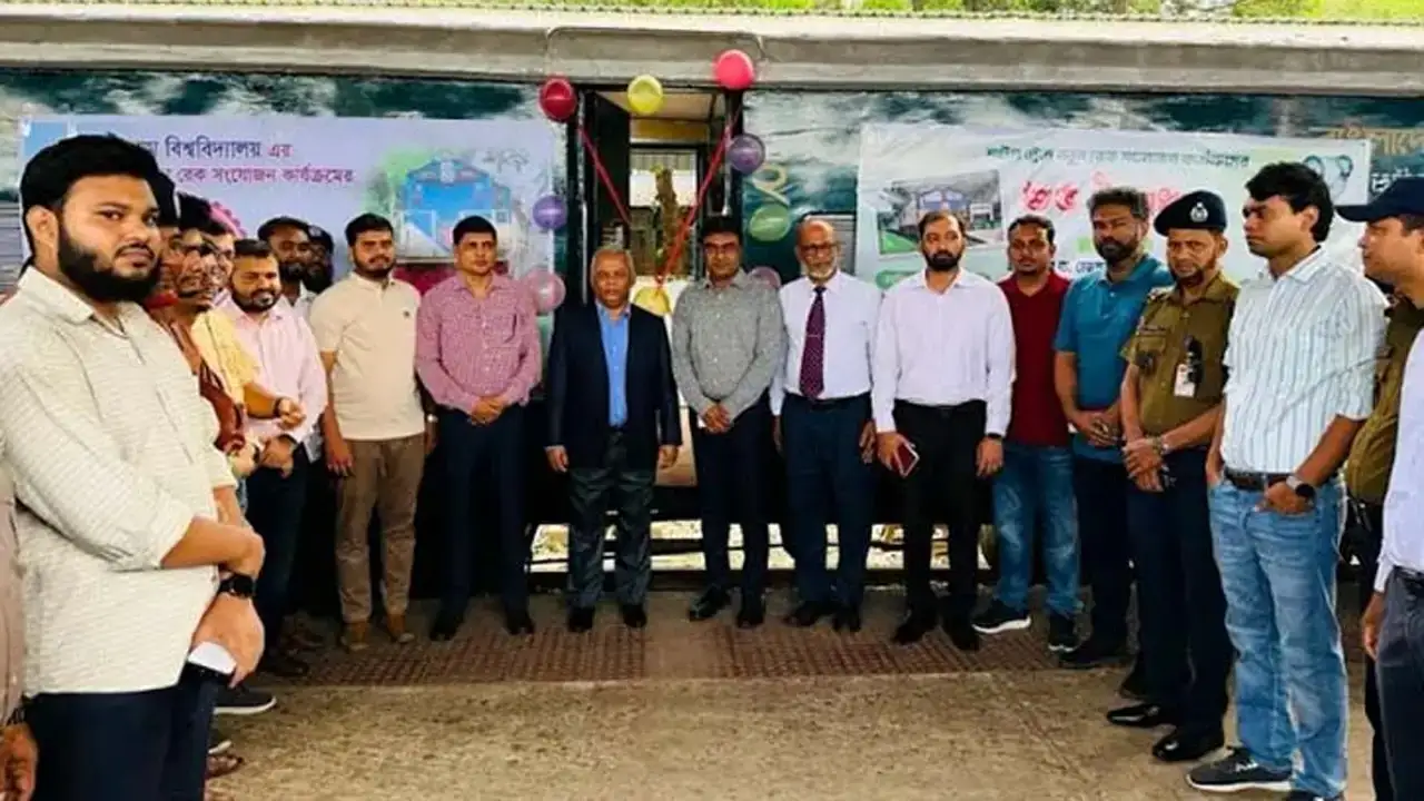 ফ্যান-লাইটসহ নানা সুবিধা নিয়ে চট্টগ্রাম বিশ্ববিদ্যালয়ে নতুন শাটল ট্রেন