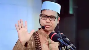 মাজারের দানবাক্সে স্বচ্ছতা আনার উদ্যোগই কি কাল হলো? ডিসি সারওয়ারকে ঘিরে প্রশ্ন