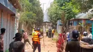 গামছা, হে’লমেট ও ক্যাপ পরে দেশীয় অ’স্ত্রশ’স্ত্র হাতে মুখোমুখি দুই গোষ্ঠী