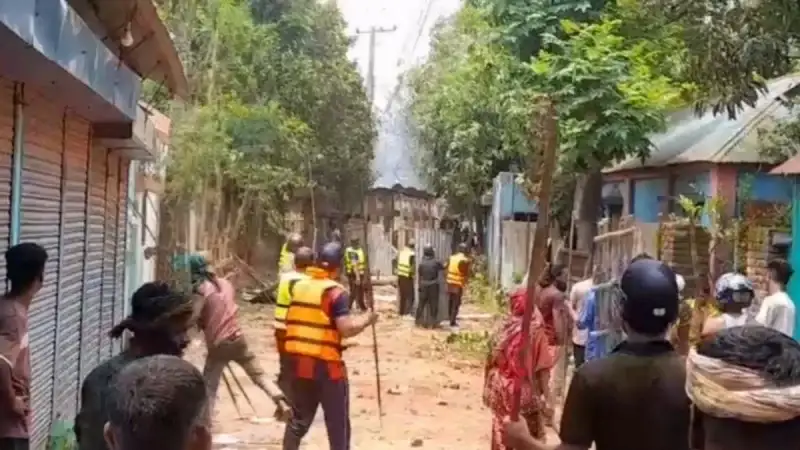 গামছা, হে’লমেট ও ক্যাপ পরে দেশীয় অ’স্ত্রশ’স্ত্র হাতে মুখোমুখি দুই গোষ্ঠী