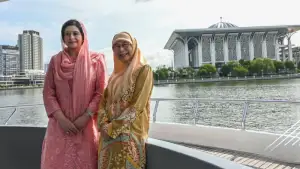 মালেশিয়ার প্রধানমন্ত্রীর স্ত্রীর সঙ্গে নৌবিহারে ডা. জুবাইদা রহমান