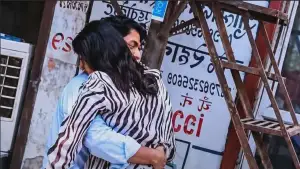 আদালতেই তালাকের কাগজ ছিঁড়ে স্বামীকে জড়িয়ে ধরলেন স্ত্রী